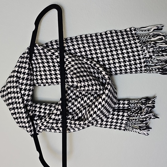 Classic Black and White Houndstooth Scarf with Fringe - Picture 5 of 5